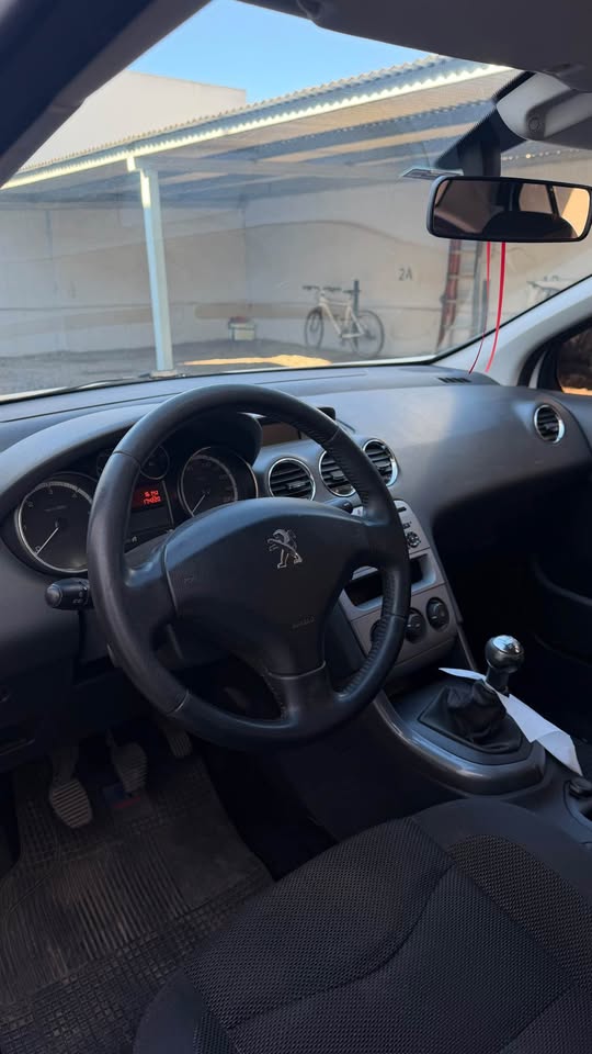Peugeot 408 Allure HDi 2013, foto 7 de 9