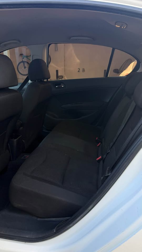 Peugeot 408 Allure HDi 2013, foto 8 de 9