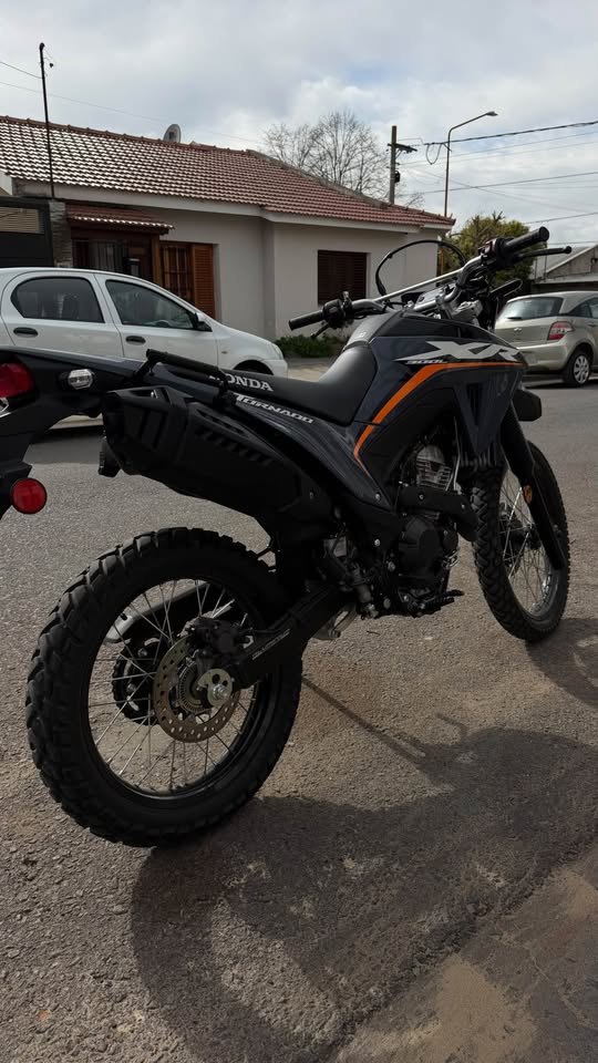 Honda Tornado XR 300 Tornado XR 300 2025, foto 5 de 6